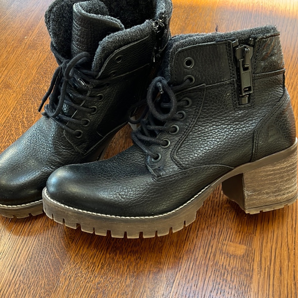 Bullboxer healed, Lace up boot size 8